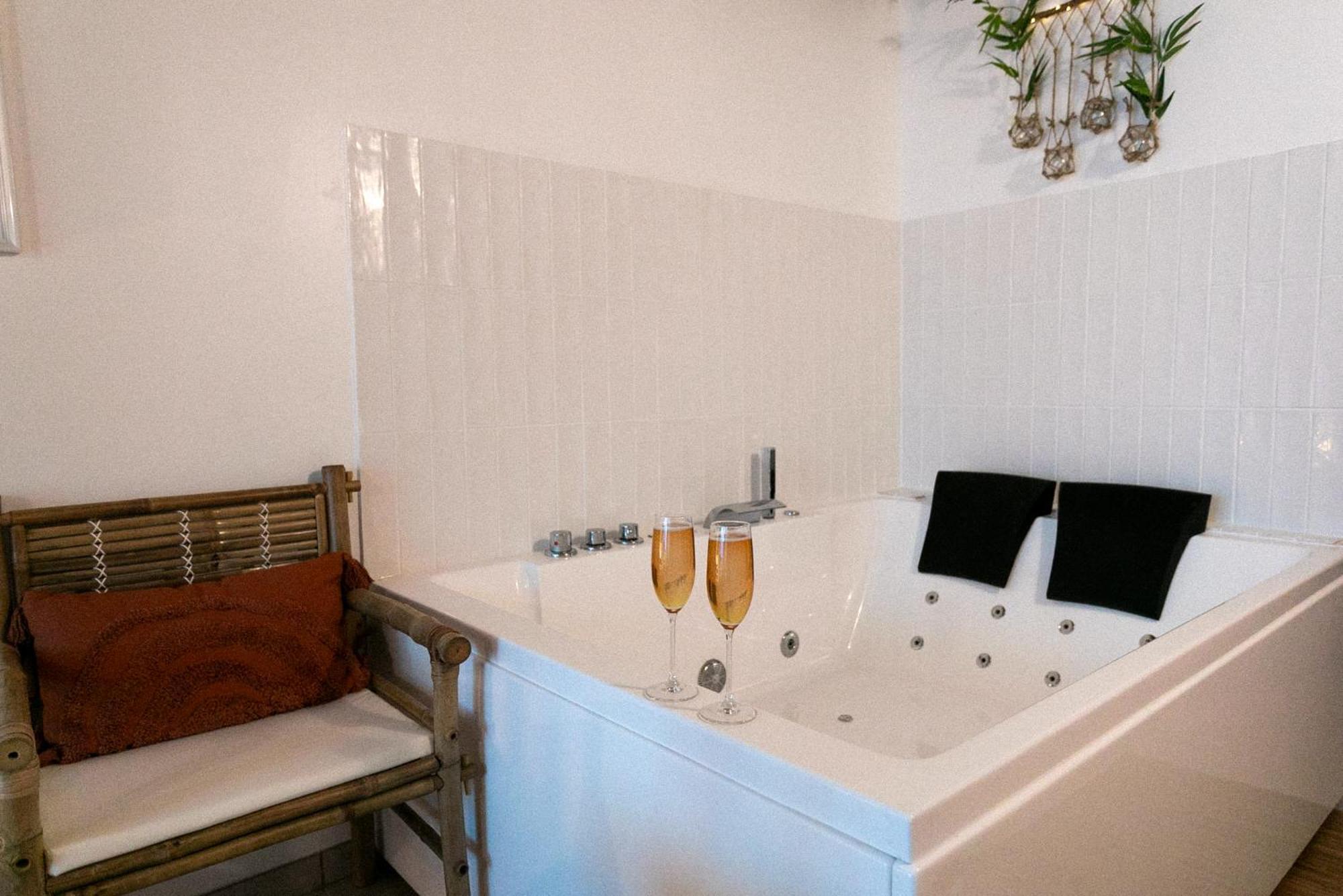 Bali Serenity Balneo Et Lit Rond Lagnieu Kültér fotó